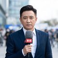 一位成熟男性媒体工作者，手持话筒